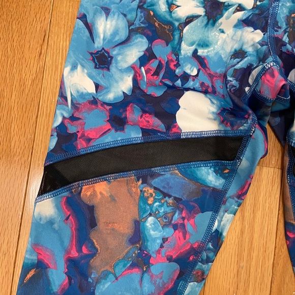 NWT Floral Reflex Leggings - Picture 5 of 5
